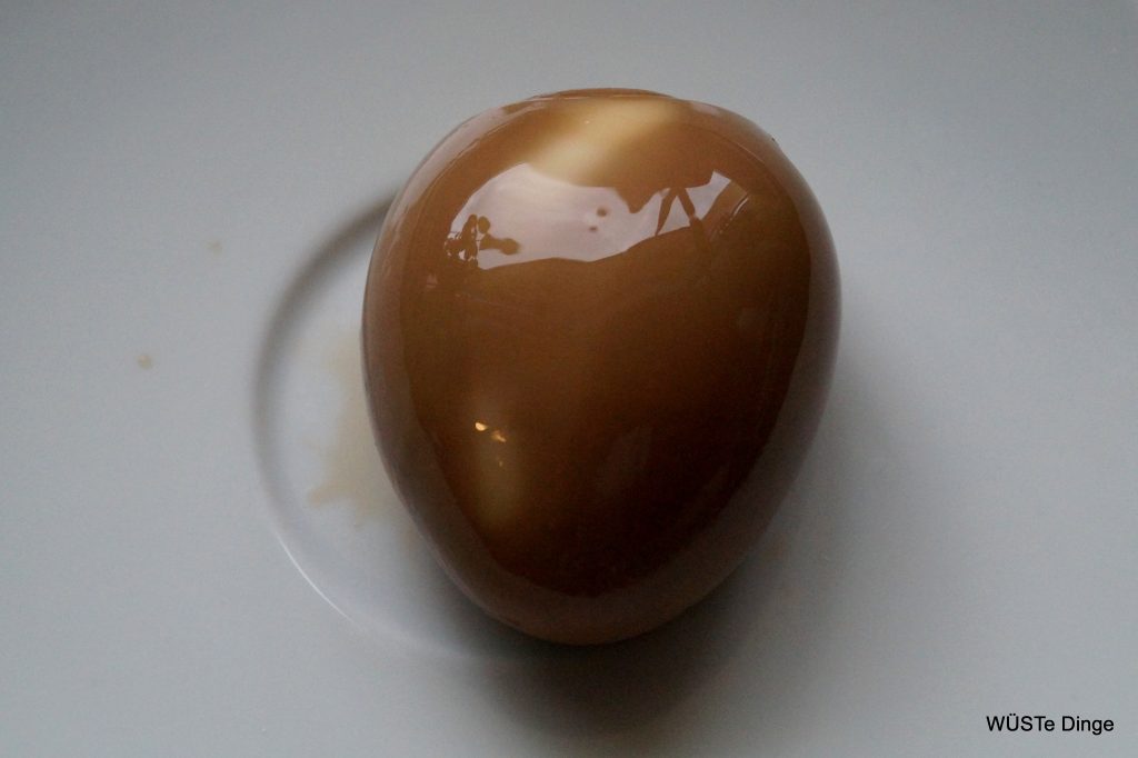 ein mariniertes Ei